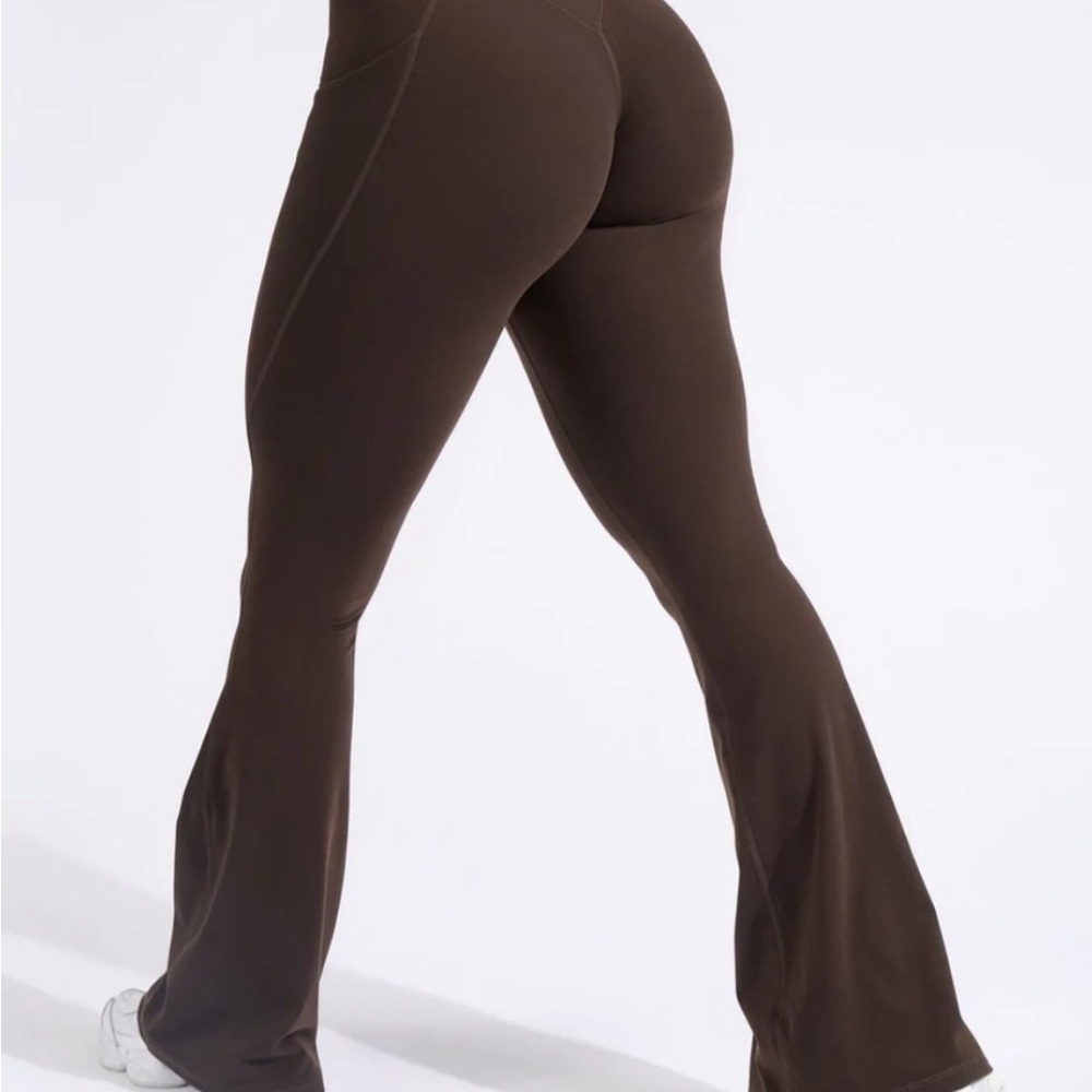 BuffBunny Pocket Contour Flare Leggings - Picture 2 of 3